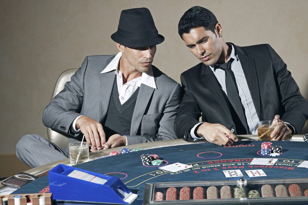2 uomini che giocano a poker